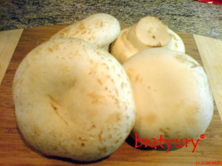 Шампиньоны фаршированные и картофель, печёные в пакете, с соусом "шрирача": шаг 1