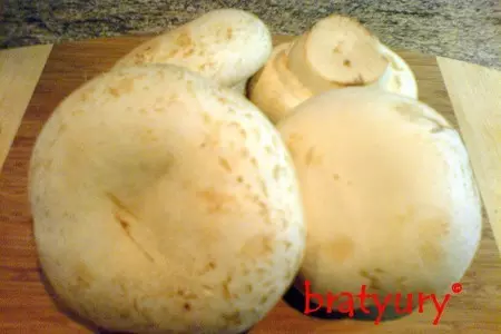 Шампиньоны фаршированные и картофель, печёные в пакете, с соусом "шрирача": шаг 1