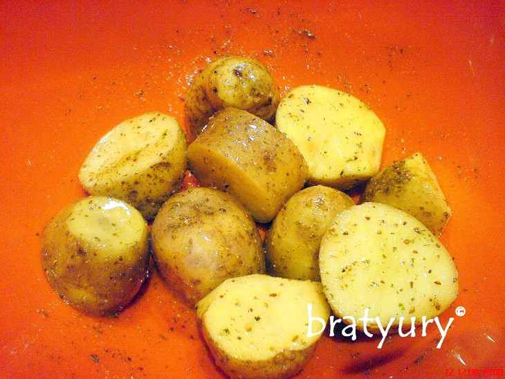 Шампиньоны фаршированные и картофель, печёные в пакете, с соусом "шрирача": шаг 5