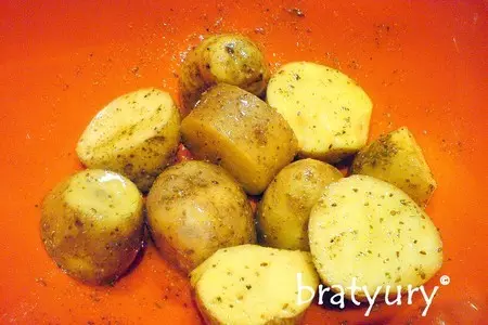 Шампиньоны фаршированные и картофель, печёные в пакете, с соусом "шрирача": шаг 5