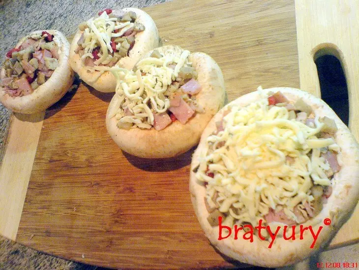 Шампиньоны фаршированные и картофель, печёные в пакете, с соусом "шрирача": шаг 6