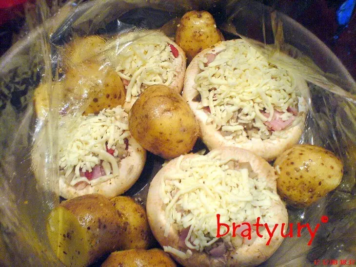Шампиньоны фаршированные и картофель, печёные в пакете, с соусом "шрирача": шаг 7