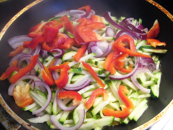Горячий  восточный салат с цукини: шаг 1
