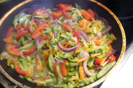 Горячий  восточный салат с цукини: шаг 2