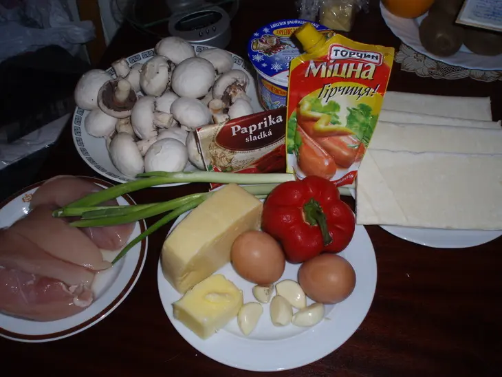 Слойка с мясной и грибной начинкой: шаг 1