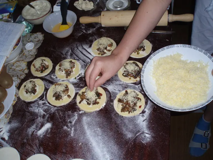 Слойка с мясной и грибной начинкой: шаг 6