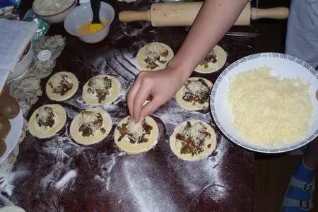 Слойка с мясной и грибной начинкой: шаг 6