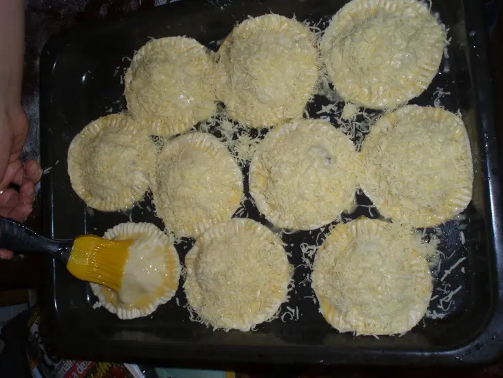 Слойка с мясной и грибной начинкой: шаг 8
