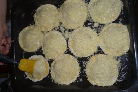 Слойка с мясной и грибной начинкой: шаг 8