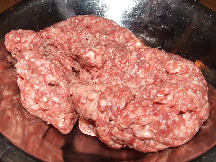Рулет с начинкой из порея, сыра, молодого кабачка, обернутый в бекон и запеченый в духовке: шаг 2