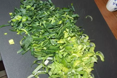 Рулет с начинкой из порея, сыра, молодого кабачка, обернутый в бекон и запеченый в духовке: шаг 3