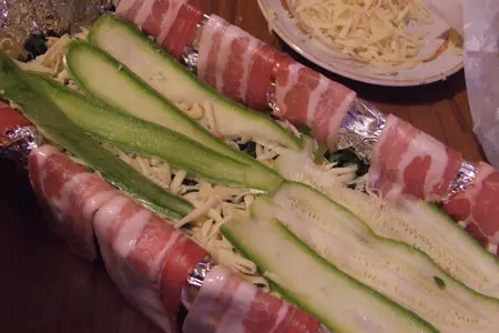 Рулет с начинкой из порея, сыра, молодого кабачка, обернутый в бекон и запеченый в духовке: шаг 6