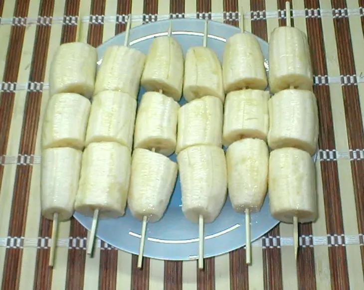 Банановые  шашлычки: шаг 2