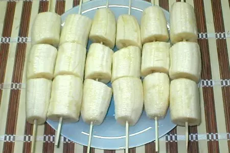 Банановые  шашлычки: шаг 2