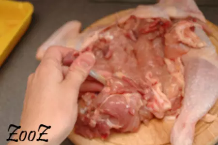Куриный рулет с плавленным сыром и черносливом: шаг 3