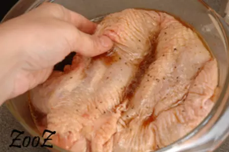 Куриный рулет с плавленным сыром и черносливом: шаг 4