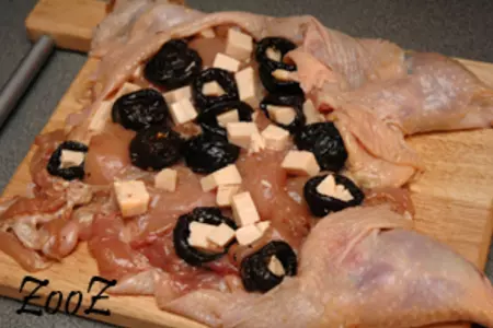 Куриный рулет с плавленным сыром и черносливом: шаг 5