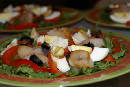 Салат с запеченным перцем и копченной рыбой: шаг 5