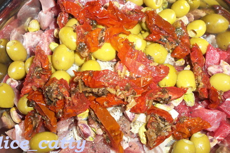 Мясо прессованное с фисташками, оливками и вялеными помидорами: шаг 2
