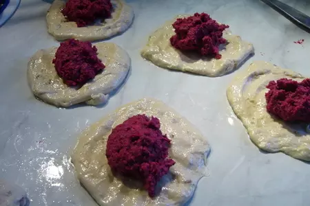 Жареные пирожки с необычной начинкой из фасоли, свеклы и орехов: шаг 2
