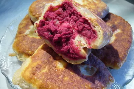 Жареные пирожки с необычной начинкой из фасоли, свеклы и орехов: шаг 3