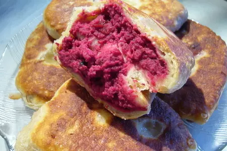 Жареные пирожки с необычной начинкой из фасоли, свеклы и орехов: шаг 4