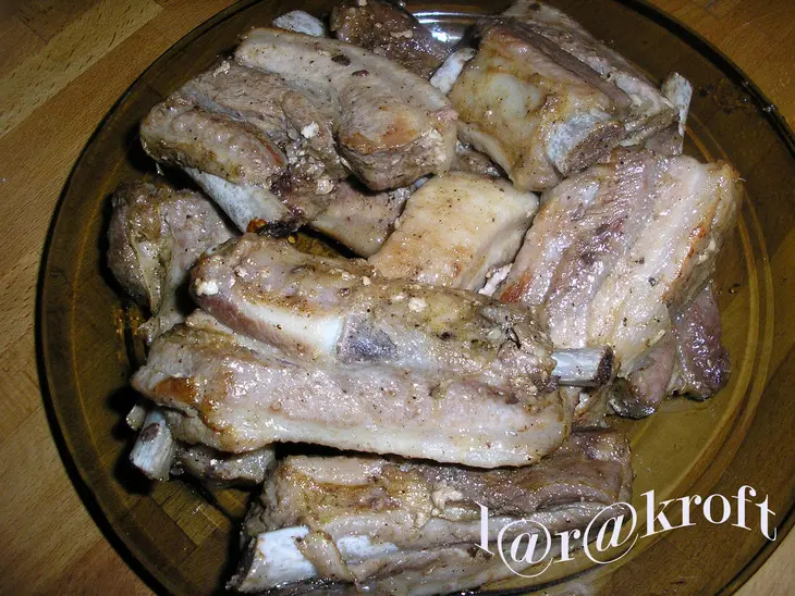 Свиная грудинка в луково-брынзовом соусе: шаг 1