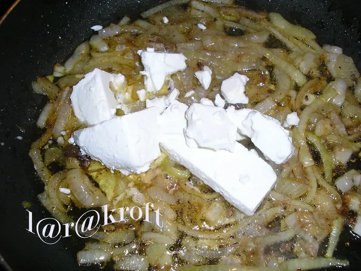 Свиная грудинка в луково-брынзовом соусе: шаг 3