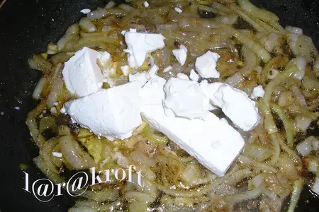 Свиная грудинка в луково-брынзовом соусе: шаг 3