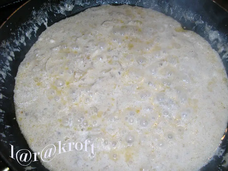 Свиная грудинка в луково-брынзовом соусе: шаг 4