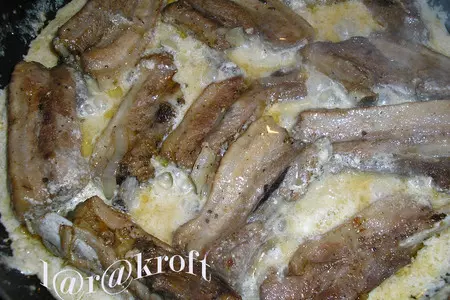 Свиная грудинка в луково-брынзовом соусе: шаг 5