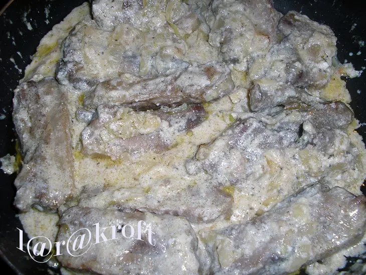 Свиная грудинка в луково-брынзовом соусе: шаг 6