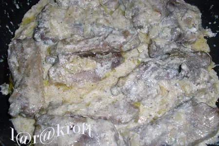 Свиная грудинка в луково-брынзовом соусе: шаг 6