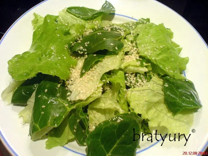 Салат и шпинат с кунжутом и арахисовым маслом: шаг 4