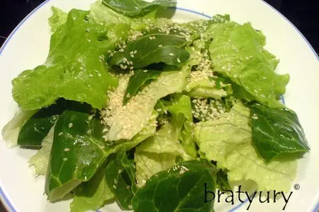 Салат и шпинат с кунжутом и арахисовым маслом: шаг 4