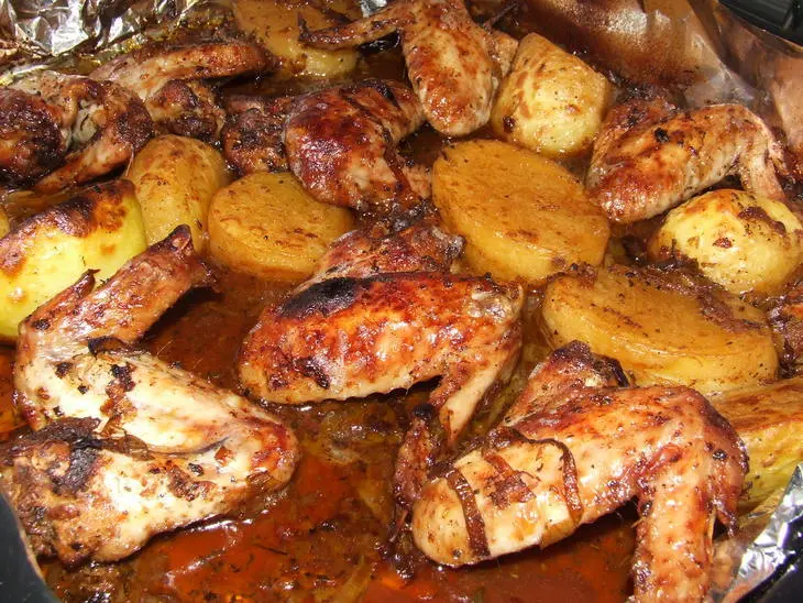 Куриные крылья  в остром маринаде приготовленные с картошкой: шаг 4