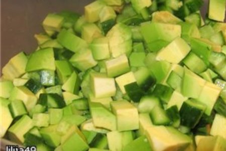 Салат из огурцов и авокадо: шаг 1