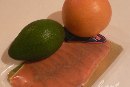Рыбка красная с авокадо и грейпфрутом.: шаг 1