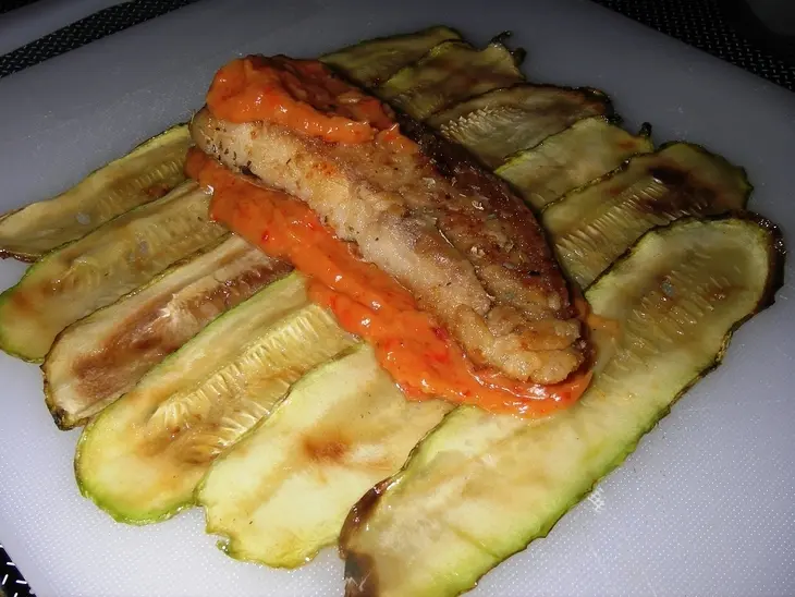 Тилапия запеченная с кабачками и соусом из айвы: шаг 6