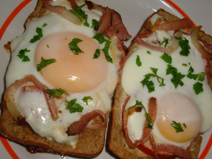 Яичница  на  хлебе"много чего": шаг 4