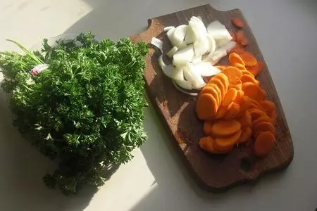 Куриные ножки с луком и морковью.: шаг 1