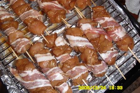 Домашние шашлычки из  курицы  с  маринованной картошкой, запеченной в рукаве и яблоками в карамели: шаг 3