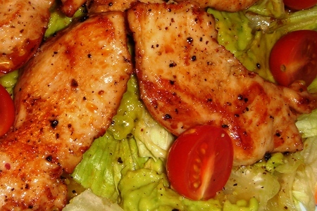 Салат с куриными грудками и дипом из авокадо: шаг 8