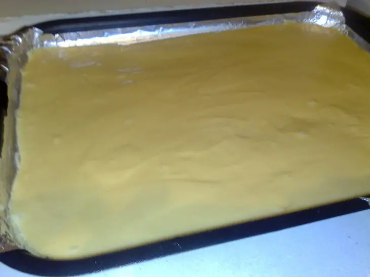 Пироженое в шоколадной глазури с орехами и изюмом: шаг 1