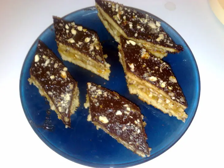 Пироженое в шоколадной глазури с орехами и изюмом: шаг 8