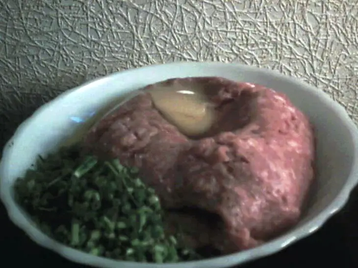 Куриные котлетки с зеленью: шаг 1