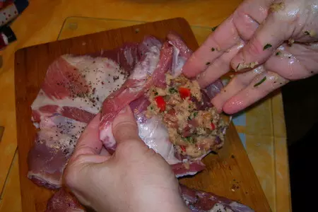 Фаршированная безкостная грудинка по домашнему, запеченная в духовке: шаг 6