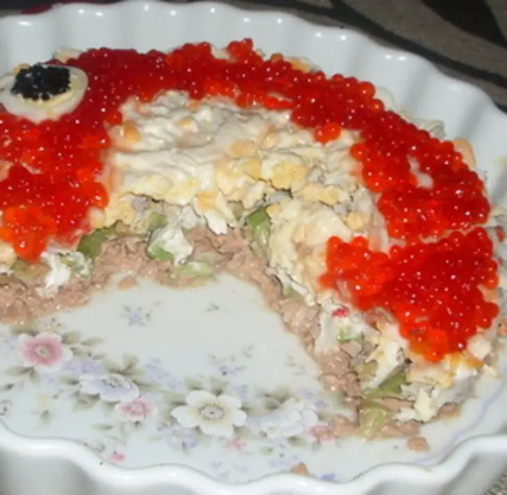Салат с тунцом и крабами: шаг 1