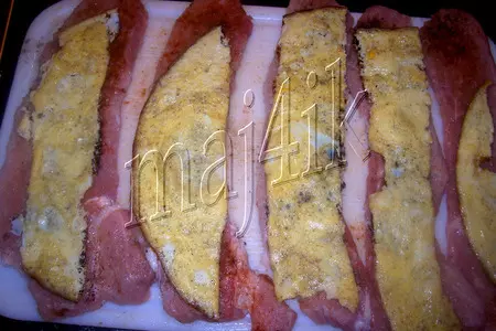 Мясные рулетики с начинкой, с шампиньонами да под соусом: шаг 4