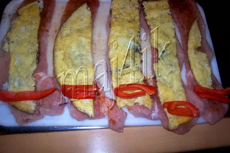 Мясные рулетики с начинкой, с шампиньонами да под соусом: шаг 5
